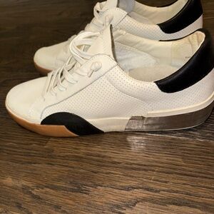 DV by Dolce Vita Women’s White, Black and Silver Sneakers size 9